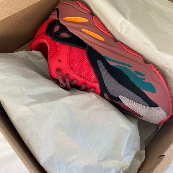 Brand New Yeezy Boost 700 - Picture 5 of 8